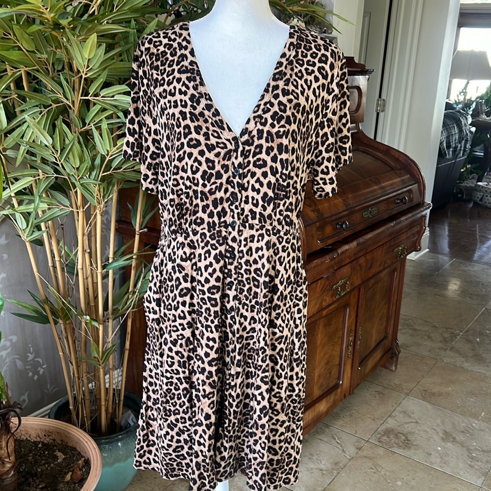 Torrid ladies animal, print short sleeve dress size 1X. Very good condition soft - Picture 7 of 10